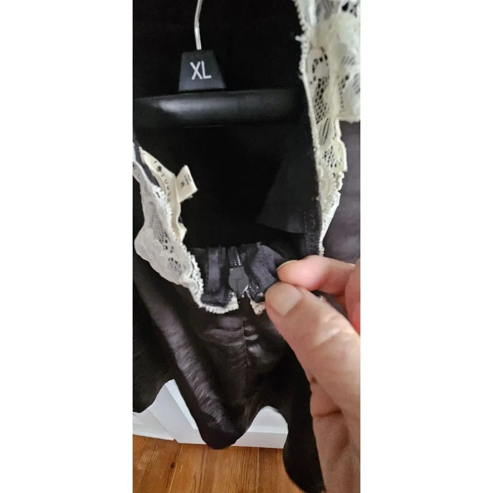 LA Hearts white Lace trim black solid satin slip Sz Small‎